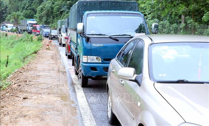 Tac duong keo dai hang km do sat lo dat, da tai Bac Kan