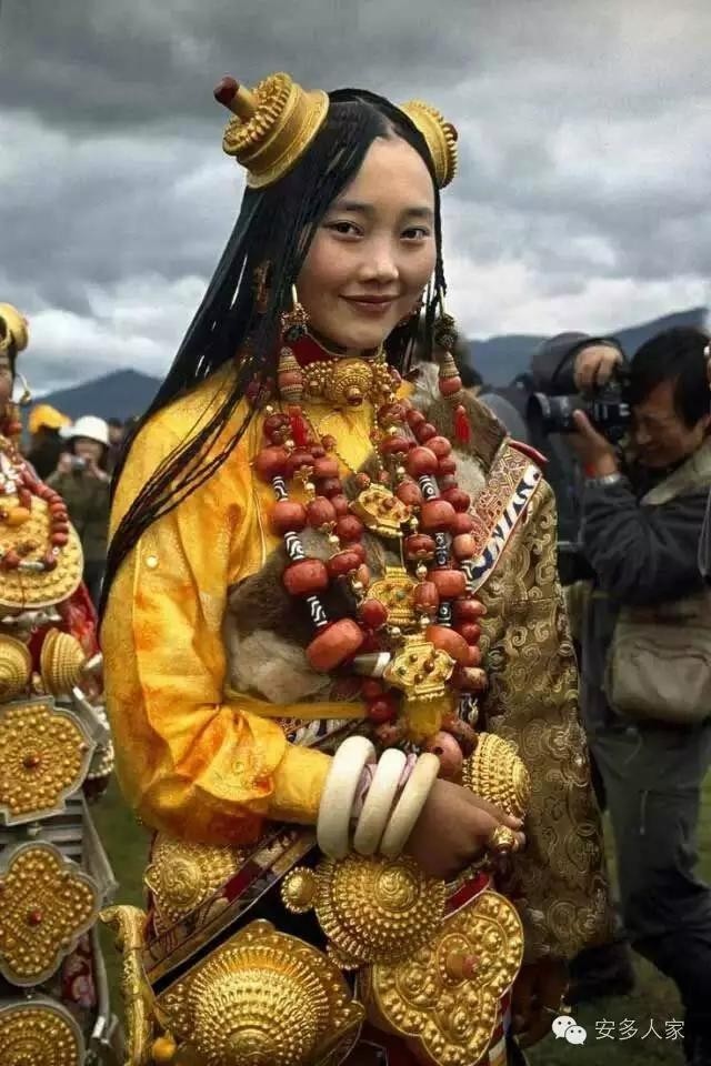 Bí ẩn bộ tộc giàu có luôn dát đầy vàng ngọc lên người - Hình 10 Bi an bo toc giau co luon dat day vang ngoc len nguoi-Hinh-10