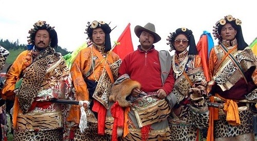 Bí ẩn bộ tộc giàu có luôn dát đầy vàng ngọc lên người - Hình 2 Bi an bo toc giau co luon dat day vang ngoc len nguoi-Hinh-2