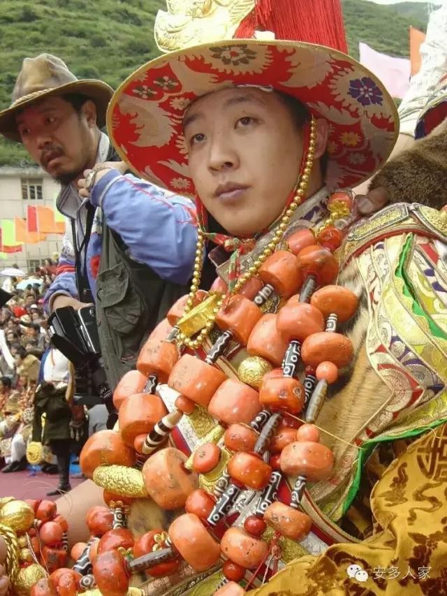 Bí ẩn bộ tộc giàu có luôn dát đầy vàng ngọc lên người - Hình 3 Bi an bo toc giau co luon dat day vang ngoc len nguoi-Hinh-3