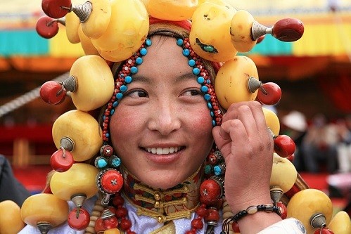 Bí ẩn bộ tộc giàu có luôn dát đầy vàng ngọc lên người - Hình 5 Bi an bo toc giau co luon dat day vang ngoc len nguoi-Hinh-5