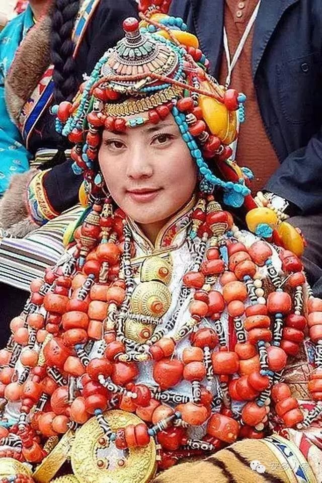 Bí ẩn bộ tộc giàu có luôn dát đầy vàng ngọc lên người - Hình 6 Bi an bo toc giau co luon dat day vang ngoc len nguoi-Hinh-6