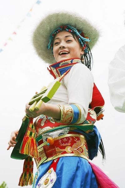 Bí ẩn bộ tộc giàu có luôn dát đầy vàng ngọc lên người - Hình 7 Bi an bo toc giau co luon dat day vang ngoc len nguoi-Hinh-7