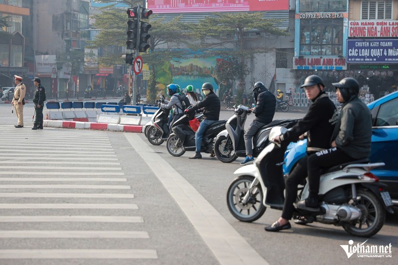 Nga tu tai Ha Noi khac la trong ngay dau tang muc xu phat-Hinh-2