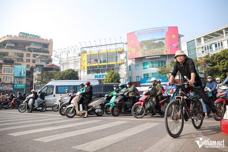 Nga tu tai Ha Noi khac la trong ngay dau tang muc xu phat-Hinh-4