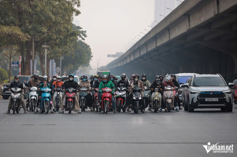 Nga tu tai Ha Noi khac la trong ngay dau tang muc xu phat-Hinh-6