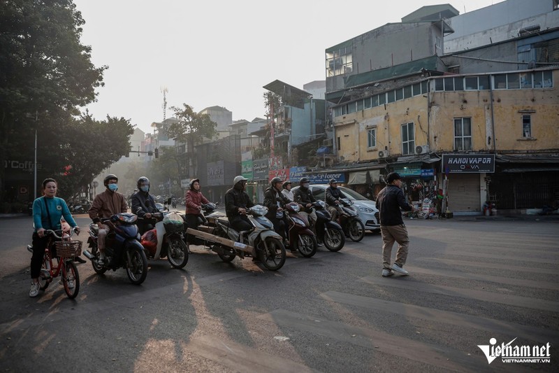 Nga tu tai Ha Noi khac la trong ngay dau tang muc xu phat-Hinh-8