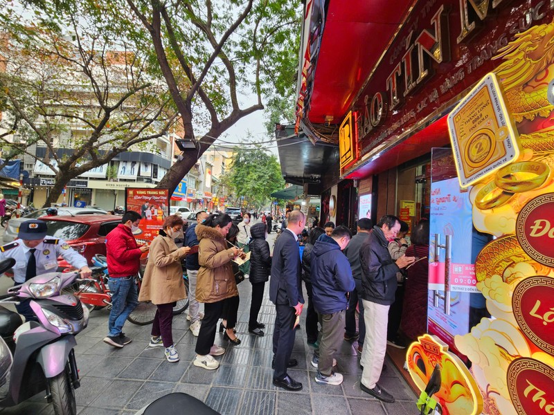 “Đội mưa lạnh” chờ mua vàng trước ngày vía Thần Tài - Hình 10 “Doi mua lanh” cho mua vang truoc ngay via Than Tai-Hinh-10