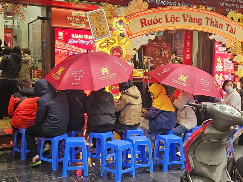 “Đội mưa lạnh” chờ mua vàng trước ngày vía Thần Tài - Hình 2 “Doi mua lanh” cho mua vang truoc ngay via Than Tai-Hinh-2