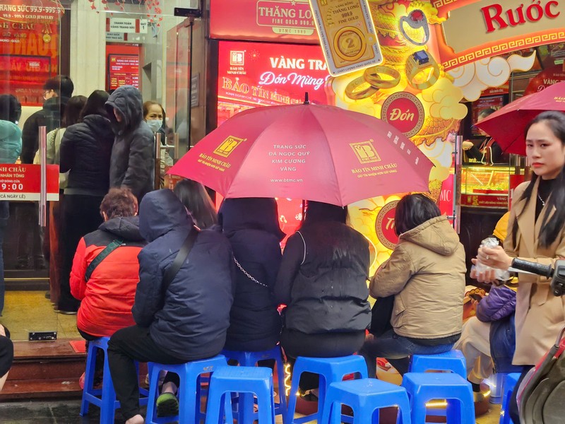 “Đội mưa lạnh” chờ mua vàng trước ngày vía Thần Tài - Hình 3 “Doi mua lanh” cho mua vang truoc ngay via Than Tai-Hinh-3