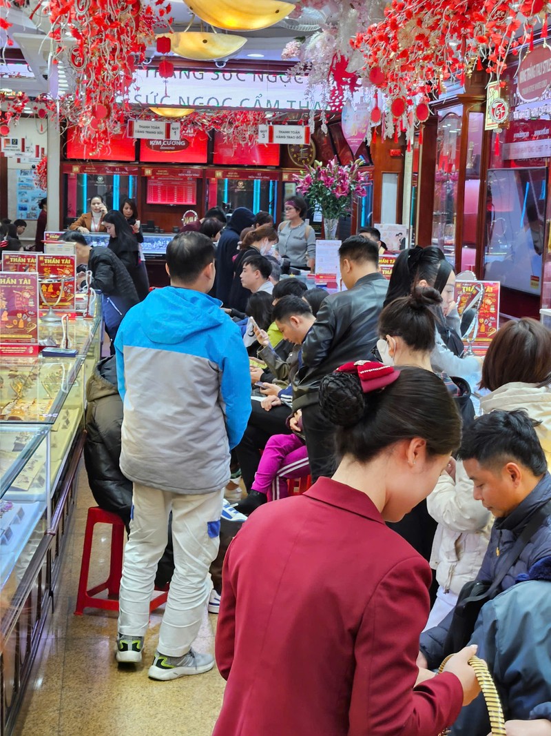“Đội mưa lạnh” chờ mua vàng trước ngày vía Thần Tài - Hình 5 “Doi mua lanh” cho mua vang truoc ngay via Than Tai-Hinh-5