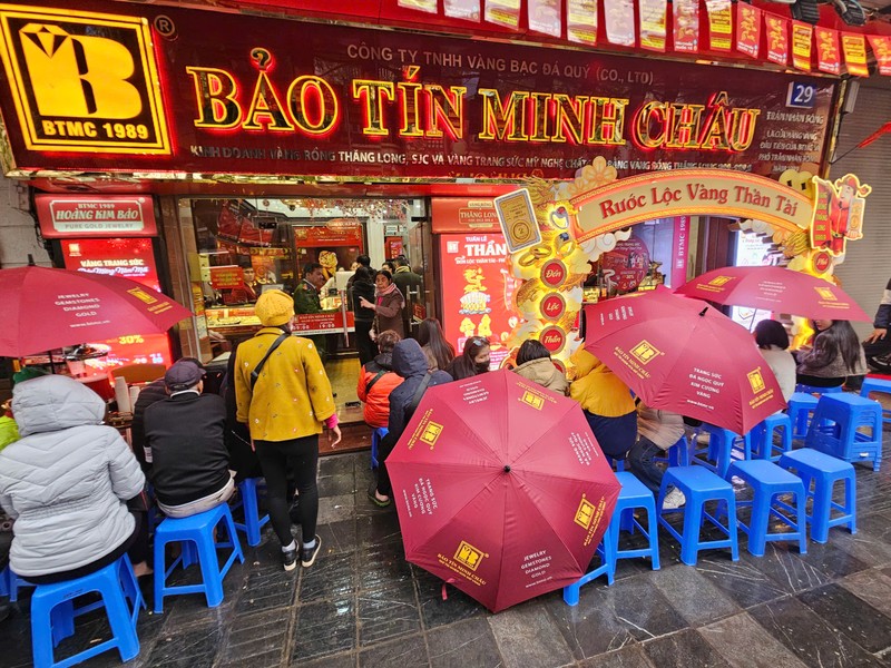 “Đội mưa lạnh” chờ mua vàng trước ngày vía Thần Tài - Hình 7 “Doi mua lanh” cho mua vang truoc ngay via Than Tai-Hinh-7
