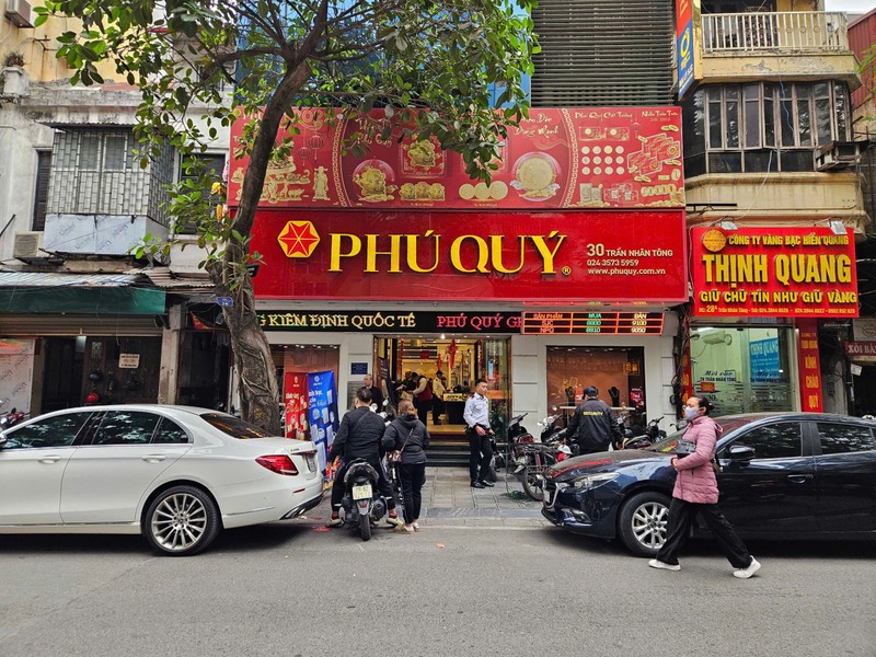“Đội mưa lạnh” chờ mua vàng trước ngày vía Thần Tài - Hình 9 “Doi mua lanh” cho mua vang truoc ngay via Than Tai-Hinh-9