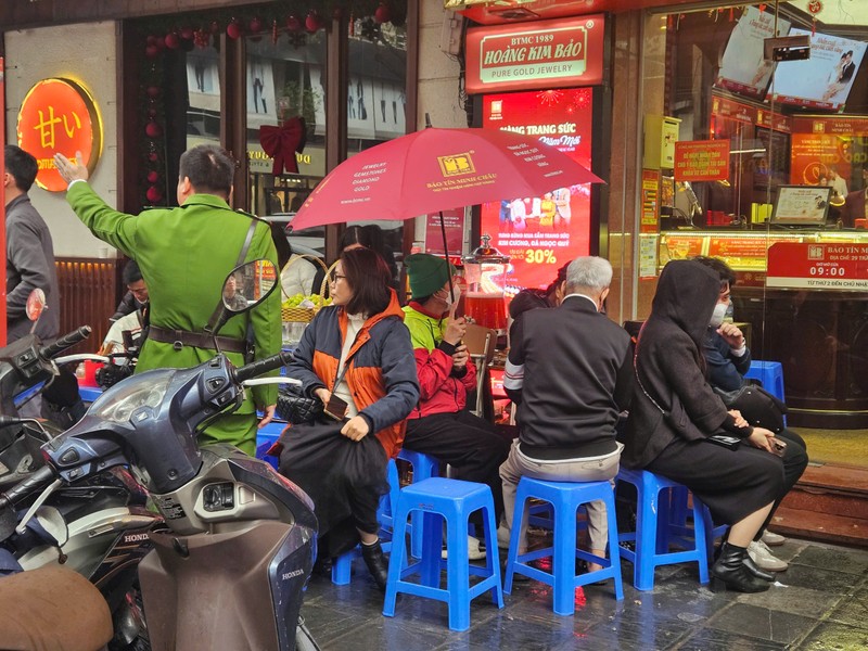 “Đội mưa lạnh” chờ mua vàng trước ngày vía Thần Tài “Doi mua lanh” cho mua vang truoc ngay via Than Tai