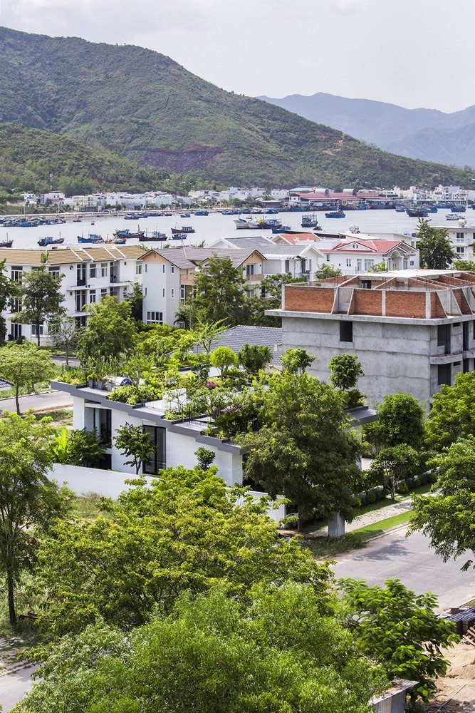 Ngoi nha voi khu vuon bac thang tren mai o Nha Trang