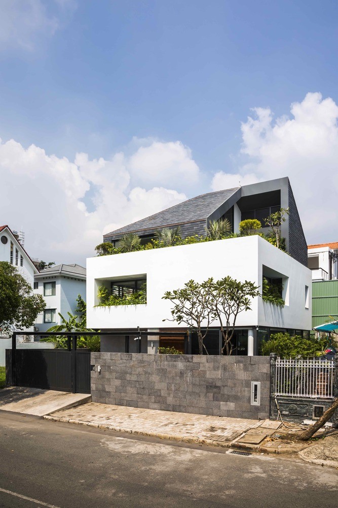 Biet thu xanh mat tu trong ra ngoai giua long TP HCM
