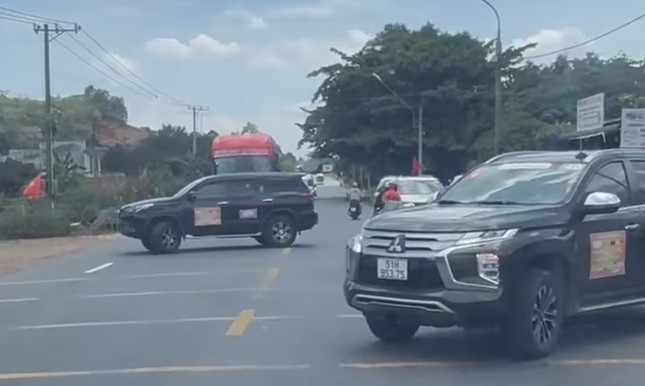 Làm rõ vụ đoàn xe doanh nhân chặn quốc lộ 20 để băng qua đường Lam ro vu doan xe doanh nhan chan quoc lo 20 de bang qua duong