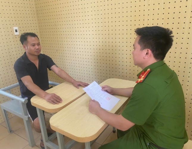 Tạm giữ hình sự 2 đối tượng "tống tiền" cảnh sát giao thông Tam giu hinh su 2 doi tuong