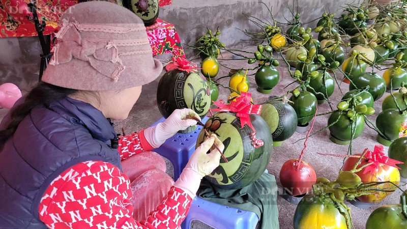 Ve tranh, viet thu phap tren trai dua, dua hau... ban dat nhu tom tuoi-Hinh-6