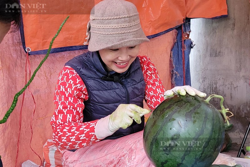 Ve tranh, viet thu phap tren trai dua, dua hau... ban dat nhu tom tuoi