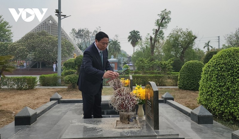 View - 	Thủ tướng dâng hương Anh hùng, liệt sỹ tại Nghĩa trang liệt sỹ A1