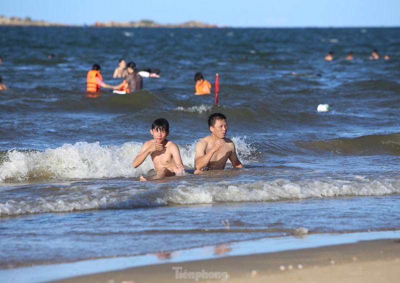 Nang nong gay gat, du khach ve bien Thien Cam 