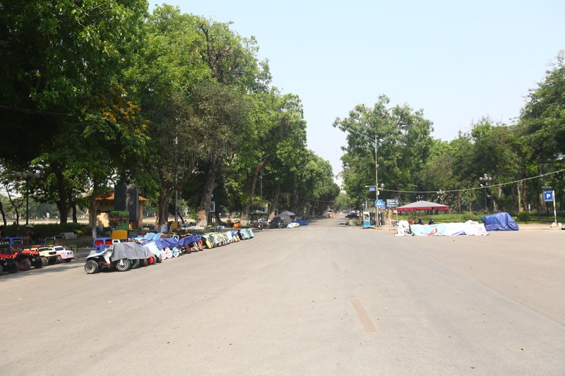 Ha Noi: Ngay dau nghi le, troi nong, cac diem vui choi vang hoe-Hinh-4