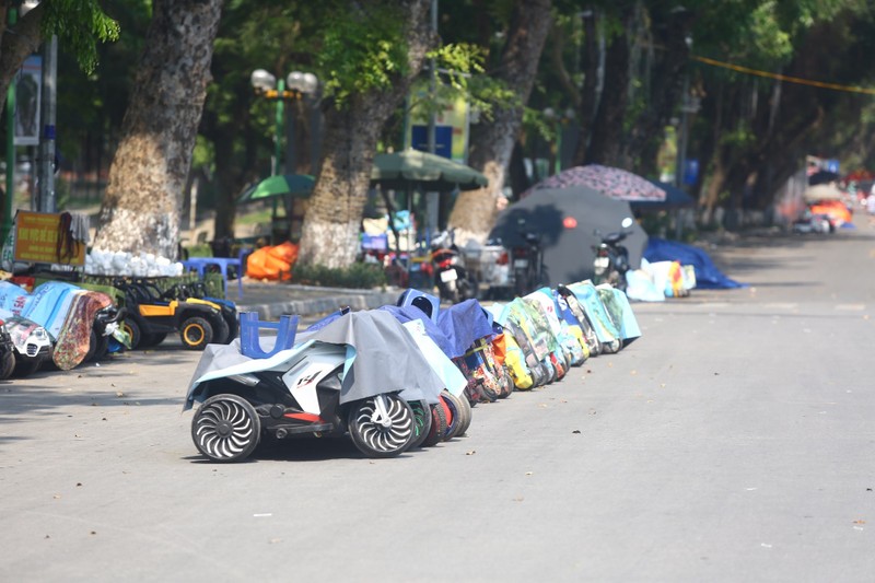 Ha Noi: Ngay dau nghi le, troi nong, cac diem vui choi vang hoe-Hinh-6