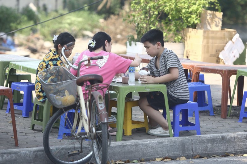 Ha Noi: Ngay dau nghi le, troi nong, cac diem vui choi vang hoe-Hinh-7