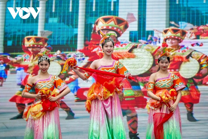 Cao Bang hap dan du khach voi loai hinh du lich qua bien gioi-Hinh-3