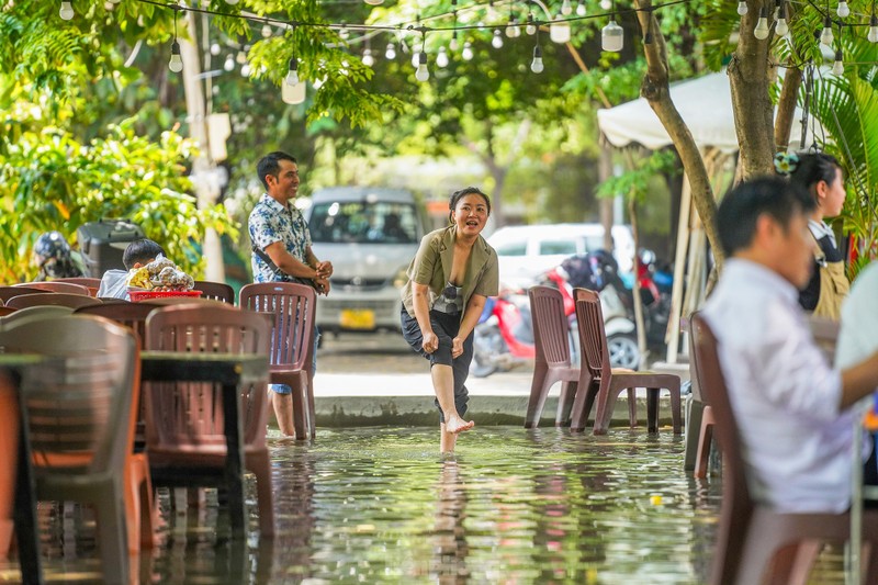 Vao an phai loi nuoc, mot nha hang o TPHCM hut khach