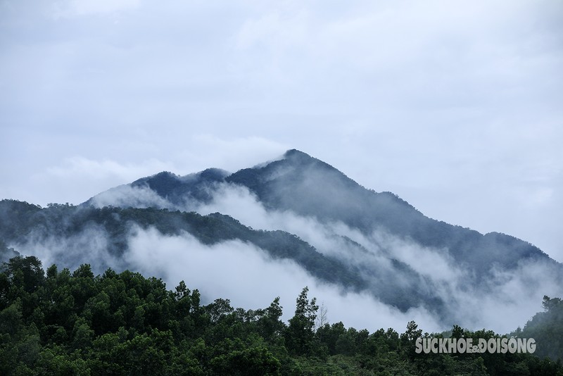 Thac may tren cao toc Cam Lo - La Son dep nhu tranh thuy mac