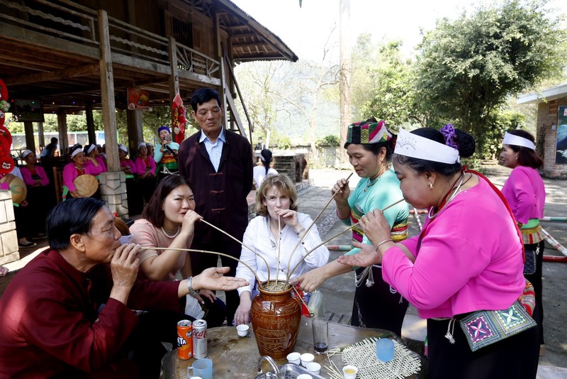 Nhieu hoat dong hap dan trong tour du lich cong dong o Ninh Binh