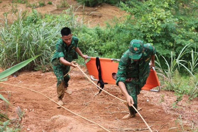 Xe khach bi vui lap, 12 nguoi chet: Am anh 13 gio cuu nan-Hinh-3