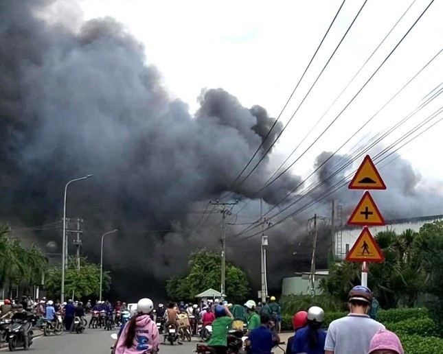 Chay lon tai xuong go o Binh Duong, khoi den kit mot vung