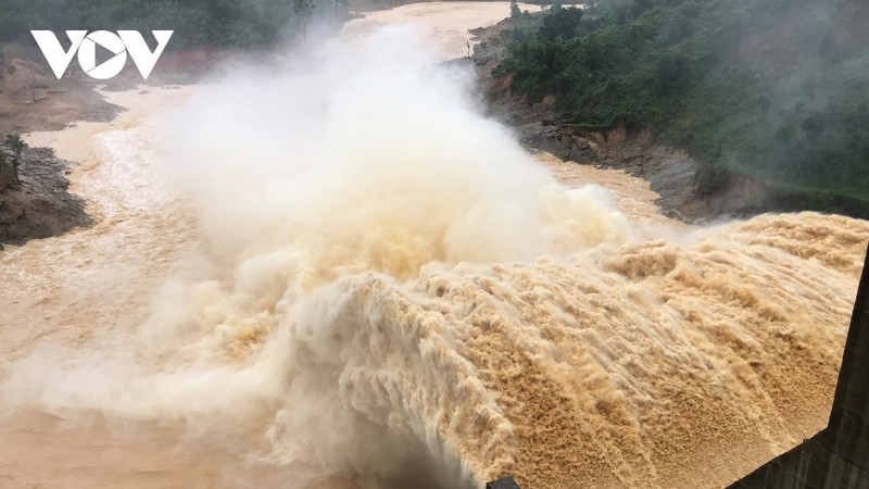 16h chieu nay, ho thuy dien Hoa Binh, Tuyen Quang mo cua xa day