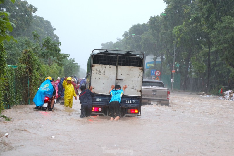 Ha Noi mua lon keo dai, Dai lo Thang Long ngap nhu song-Hinh-5