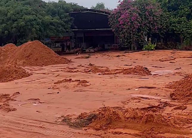 Phan Thiet lai sat lo, cat do tran ra duong cao toi ca met