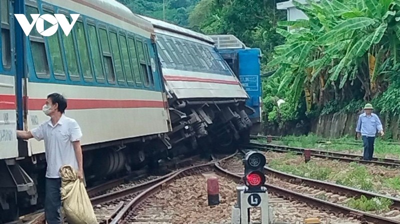 Tau SE11 trat banh tai Lang Co: Duong sat da thong tuyen