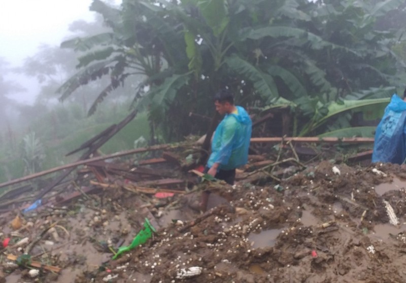 Mua lon gay sat lo dat o Cao Bang, mot chau be tu vong