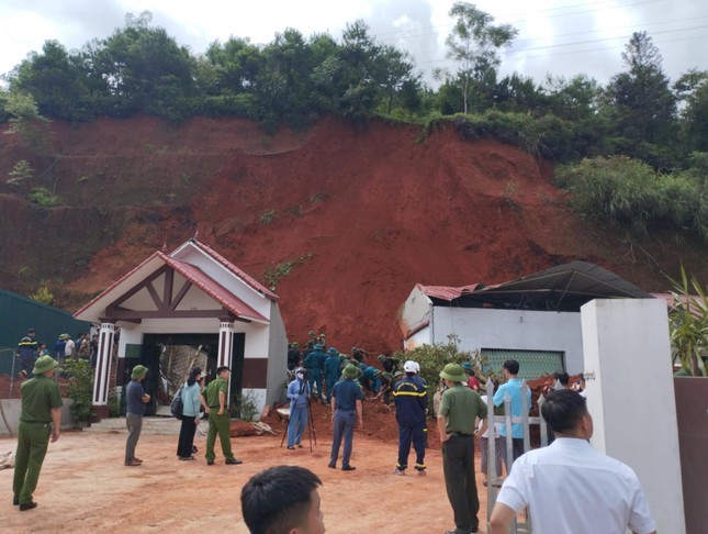 Sat lo dat o Lang Son, 2 nguoi dang ngu trong nha bi vui lap