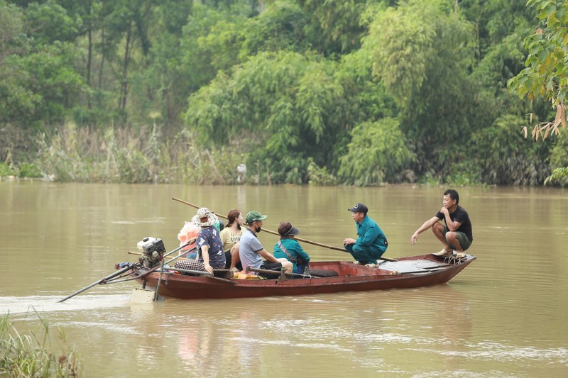 Mua ngap, nguoi dan bai giua song Hong phai di lai bang thuyen-Hinh-8