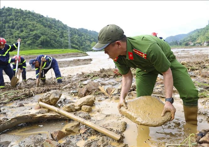 View - 	Hình ảnh những chiến sĩ Công an vì dân quên mình ở Mường Pồn