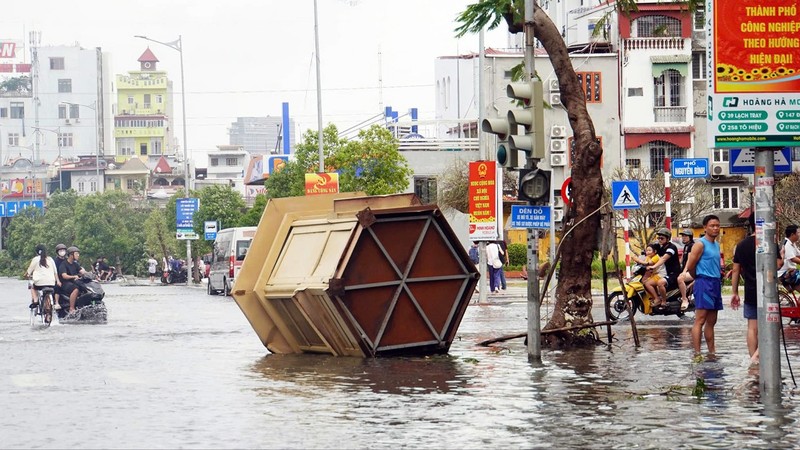 Hai Phong: Nhieu pho trung tam ngap sau, cay xanh do la liet-Hinh-7