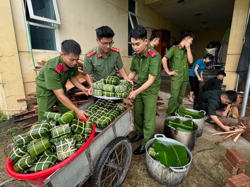 Hinh anh dep cua cac chien si cong an cuu nguoi trong bao lu-Hinh-11