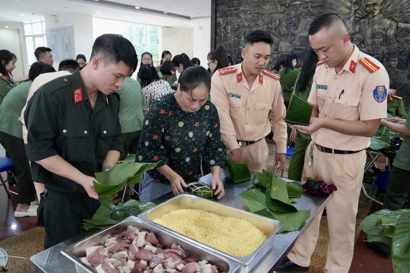 Hinh anh dep cua cac chien si cong an cuu nguoi trong bao lu-Hinh-12