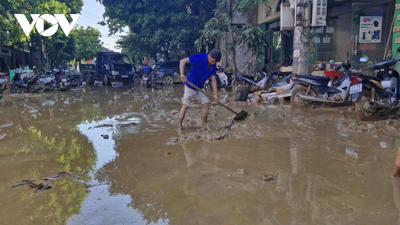 TP Yen Bai ngap trong bun rac, phai mat ca tuan de don dep-Hinh-15