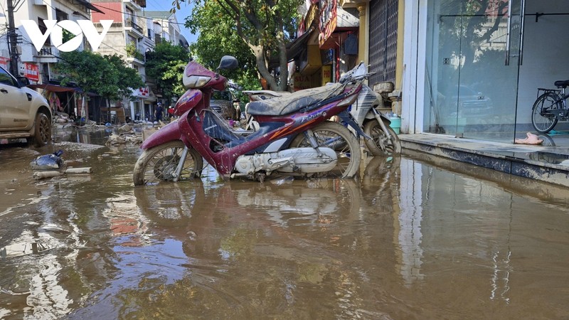 TP Yen Bai ngap trong bun rac, phai mat ca tuan de don dep-Hinh-7