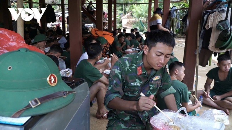 Bo doi, cong an dam minh trong bun dat tim kiem nan nhan o Lang Nu-Hinh-6