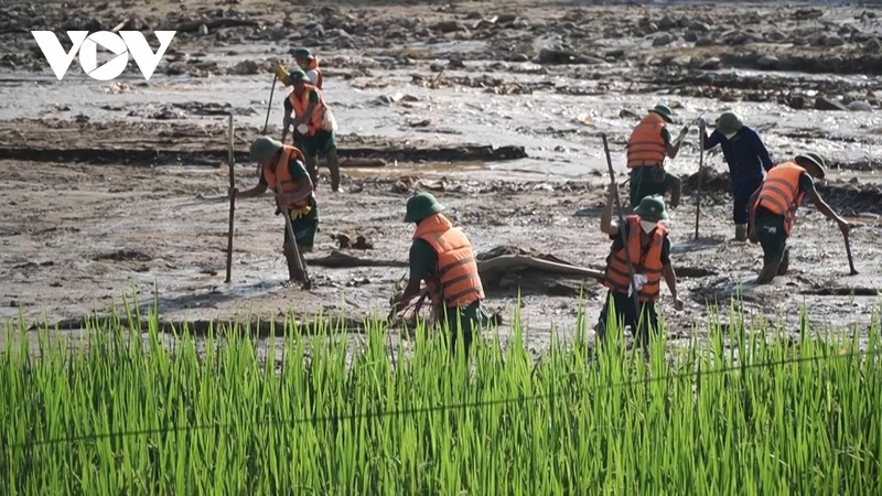 Bo doi, cong an dam minh trong bun dat tim kiem nan nhan o Lang Nu-Hinh-8